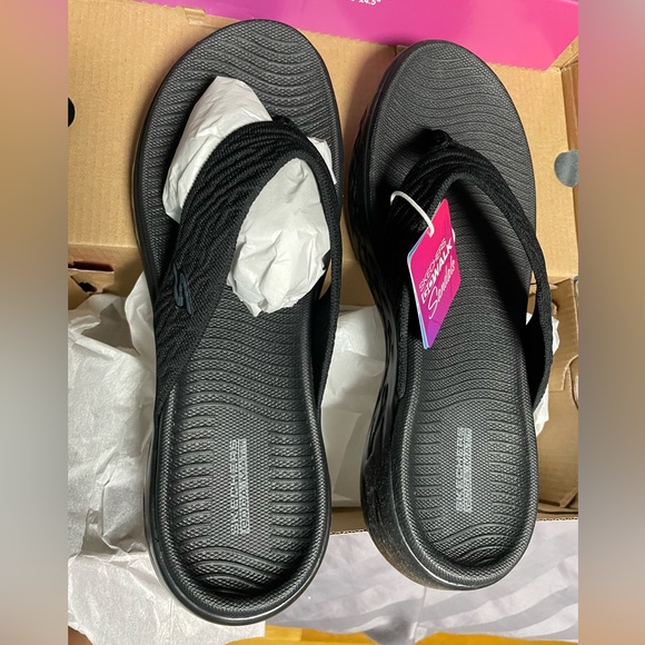 Skechers Women’s Size 9 Go Walk On the Go Sandal - New in Box, Black - Picture 2 of 5
